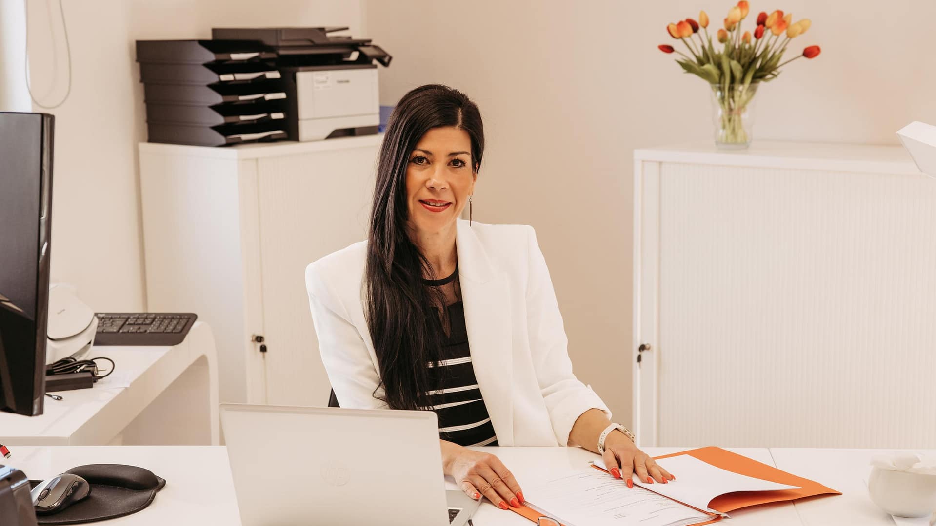 Rentenberaterin Sandy van Heiden Rentenberaterin Sandy van Heiden am Schreibtisch mit Laptop und Rentenunterlagen in ihrem Büro der Kanzlei van Heiden.